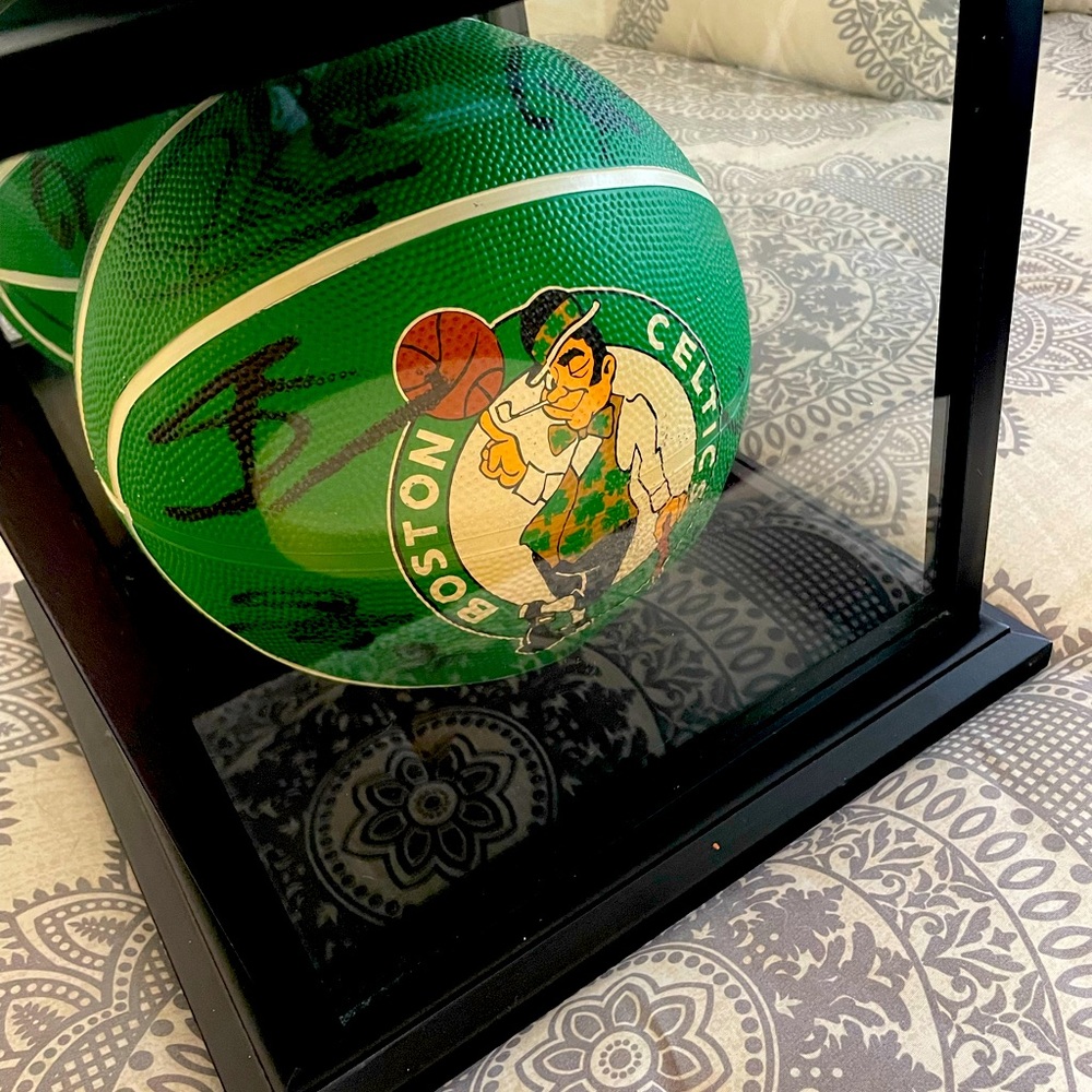 2012Celtics Signed Ball.DREAM TEAM INCLUDING PIERCE, GARNETT, RONDO, AND BRADLEY